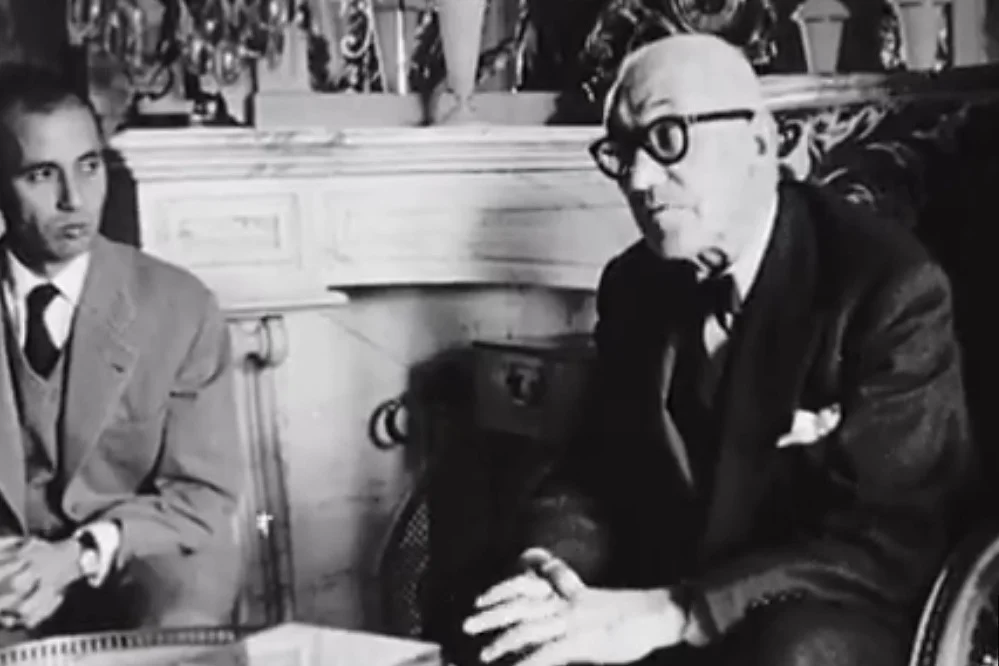 Rencontre entre le prince héritier Moulay Hassan et l’architecte Le Corbusier © ina.fr/L’architecte, Le Corbusier au Maroc