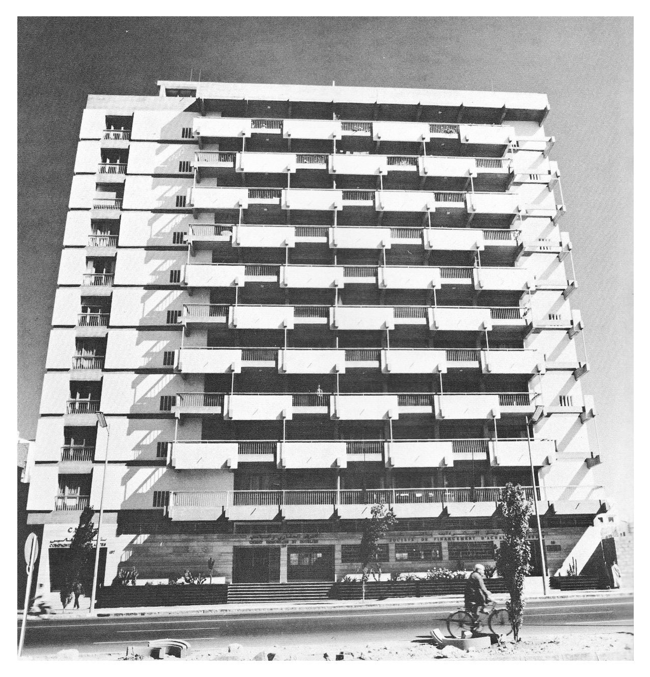 L'immeuble bureaux d'Elie Azagury à Casablanca / Ph. Extrait du livre New Directions in African architecture - Udo Kultermann 1969