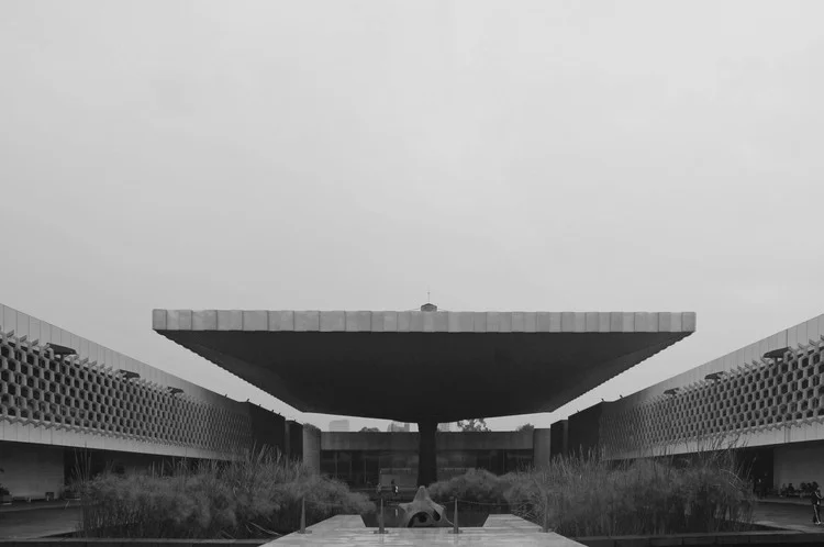 Centre de la cour carrée du musée national d’Anthropologie de Mexico, Pedro Ramirez Vasquez | 1963-64 © Dan Gamboa Bohórquez
