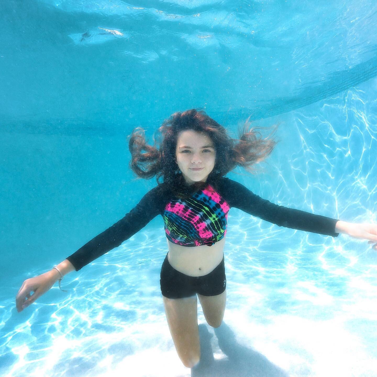 Only 6 more days to enter my Underwater Giveaway for your chance to win a free underwater session for your family! 
Here&rsquo;s how to enter:
1. Like this post
2. Tag two friends who would like an underwater session too!
3. Share this on your IG sto