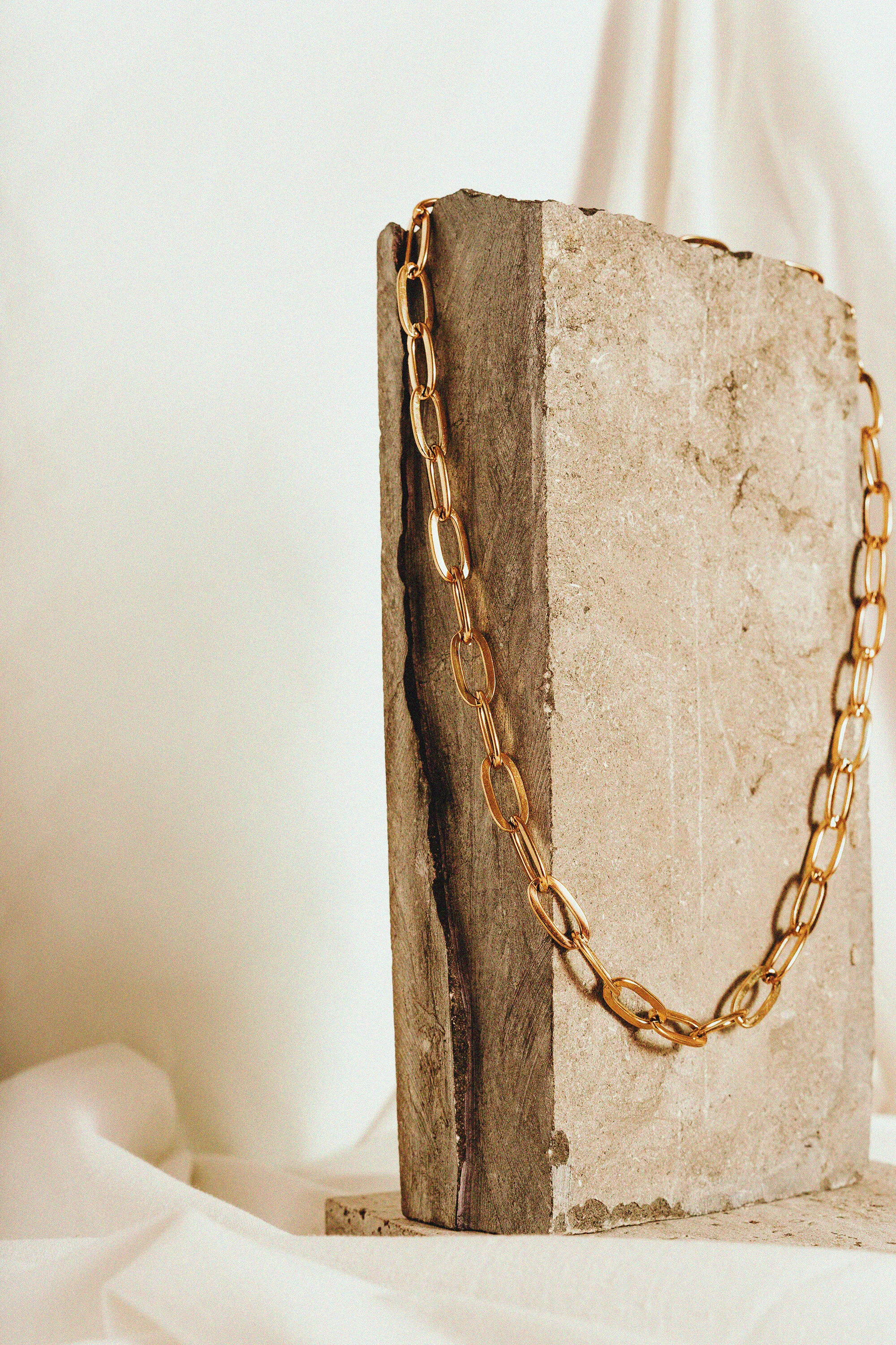 charlotte_buron_chabrn_set_design_harpie_shooting_stylism_jewelery_bijoux_catalogue_still_stone_close.jpg