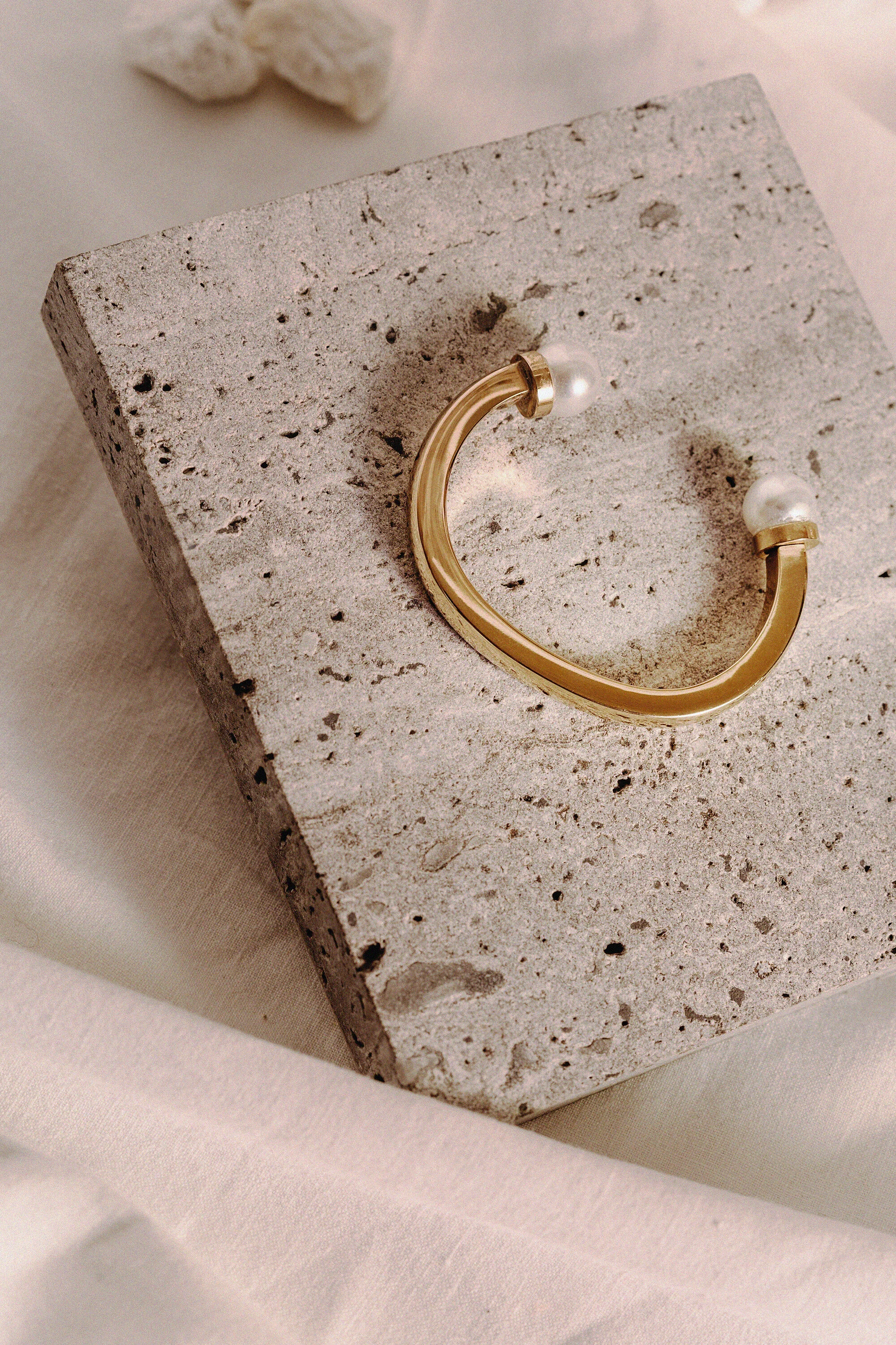 charlotte_buron_chabrn_set_design_harpie_shooting_stylism_jewelery_bijoux_catalogue_still_bracelet.jpg
