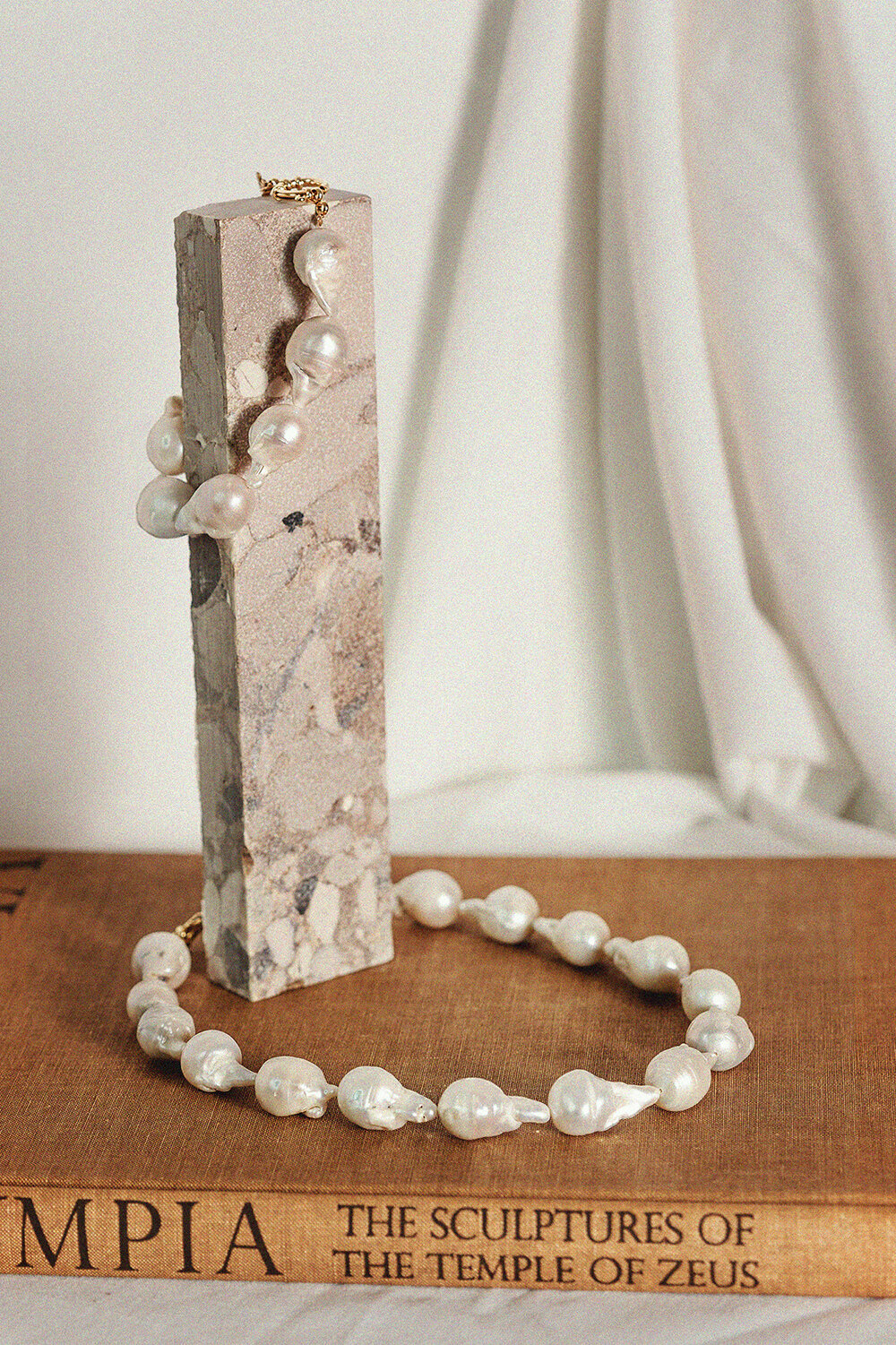 charlotte_buron_chabrn_set_design_harpie_shooting_stylism_jewelery_bijoux_catalogue_still_granito_perle_web.jpg