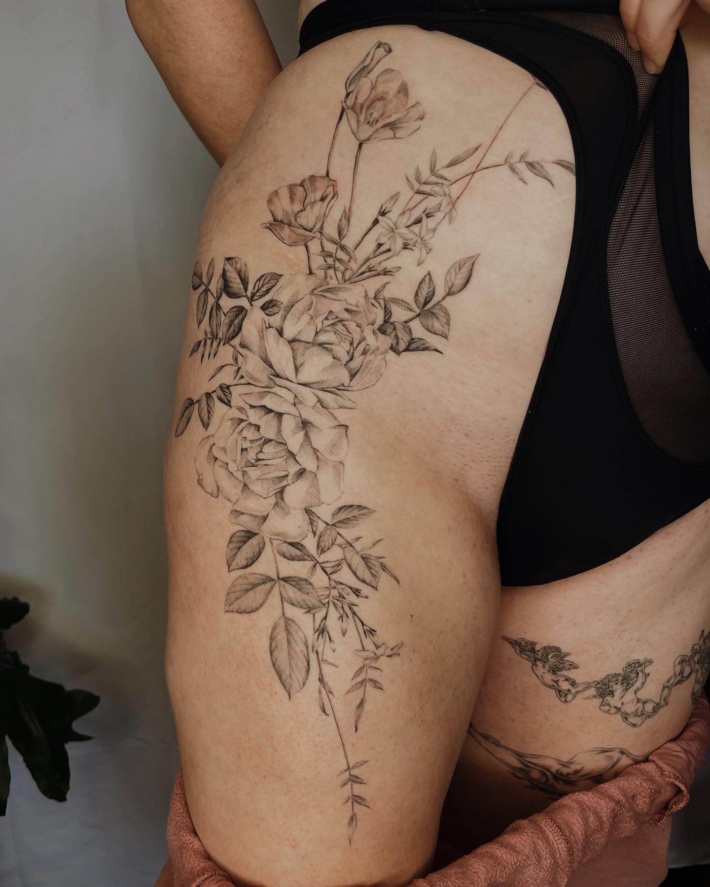 Healed roses and additional nasturtiums on Alex! Thank you for your trust! 💓 can&rsquo;t wait to add more!
(cutie cherubs from @adriamercuri )