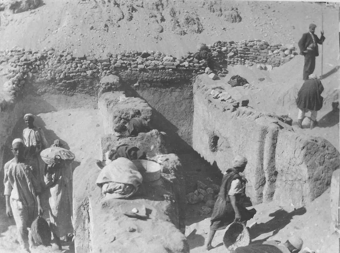 Fig. 11. This image, taken during Petrie’s excavations at Umm al-Qa‘ab in the tomb of King Khasekhemwy — Second Dynasty builder of the Shunet el-Zebib — illustrates two different kinds of palm-leaf basket in use at the time, a shallow type used for moving dirt and sand (at left) and the larger type still in use today (at right). Note the kirbal placed on the wall top at center. Photo courtesy of the Egypt Exploration Society