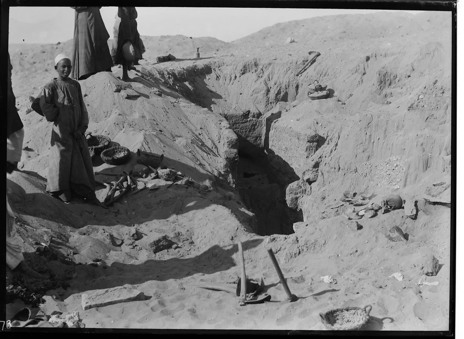 Fig. 23. This image of Peet’s excavation in progress at Abydos in 1910 captures the tureya and different varieties of maqatif (lower & upper right, left center) in situ. Photo courtesy of the Egypt Exploration Society