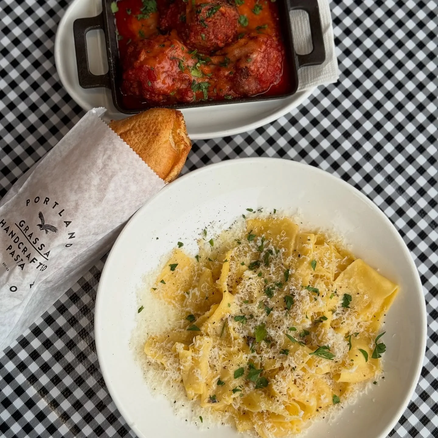 The triple threat: Black Truffle Papperdelle, house meatballs and garlic bread! 🥖 🧄 ✨ What&rsquo;s your favorite combo at @grassapdx? Let us know in the comments down below! 👇🏻 
&bull;
&bull;
&bull;
#pdxnow #pdxeats #pdx101 #pasta #garlicbread #m