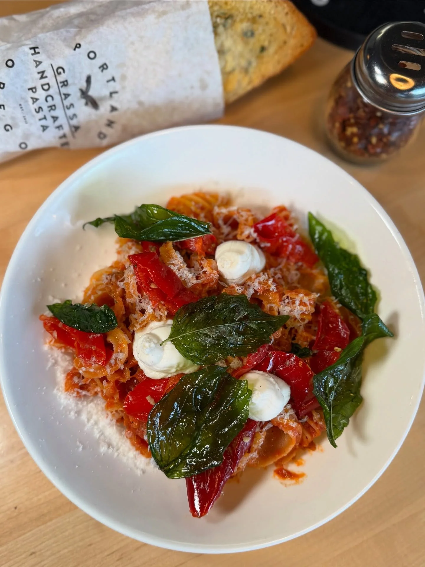 Today&rsquo;s lunch crush! &hearts;️ Radiatore chicken cacciatore! 🍗🍝 Sweet &amp; sour peppers 🌶️ + whipped ricotta ☁️ + fried basil. 🌿 Handmade pasta perfection at Grassa, come get it! 11am&ndash;10pm daily! ✨
&bull;
&bull;
&bull;
#pdxnow #pdx10
