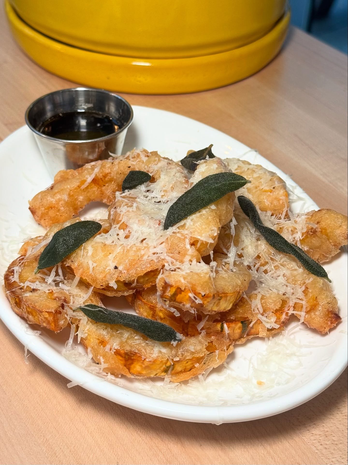 There&rsquo;s something about Sundays and comfort food! Delicata squash fritters, fried sage, maple syrup, and pecorino cheese, 🧀 ✨ simple ingredients, done right. We&rsquo;ll be serving them all day at Grassa. Cancel your plans and head over to Gra