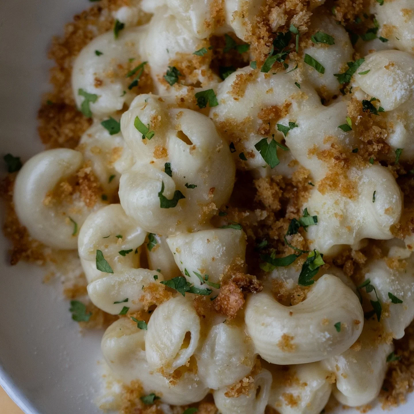 This is your sign to order the Mac + Cheese!! 🧀 Creamy, cozy, and crafted to satisfy every cheesy craving. Join us today from 11am&ndash;10pm and make it a comfort-food kind of day! 🫶 See you soon! 📸: @alanweinerphotos 
&bull;
&bull;
&bull;
#pdxno