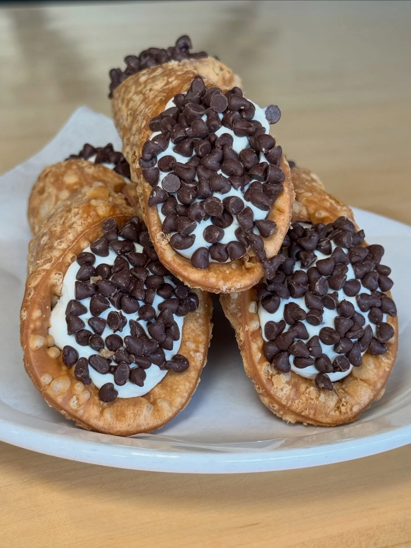 No shortcuts, no overcomplicating, just a beautifully crisp shell and a smooth ricotta-mascarpone filling with chocolate chips. 🍫 &hearts;️ Our House Made Cannoli celebrates the timeless Italian pastry the way it was meant to be enjoyed! 🇮🇹 ✨ (one