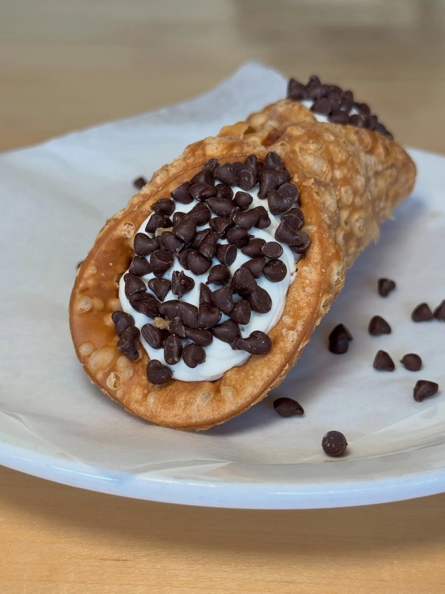 Just a little love for our house made cannoli 🍫 and a reminder to treat yourself because it&rsquo;s Sunday and you have to go back to reality tomorrow. So come through, doors open at 11am, we&rsquo;ll save a seat for you! 🍝 ✨ (one come per order) 
