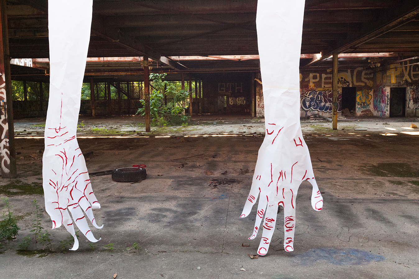 mirena-rhee-installation-giant-hands-in-beacon-day-one_04.jpg