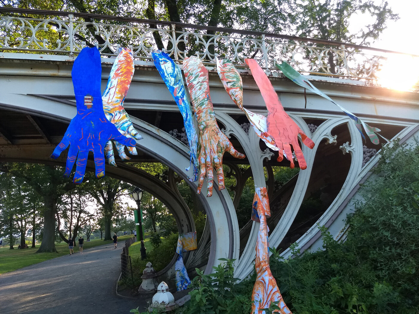 giant-hands-over-the-bridge-art-installation-in-central-park-by-mirena-rhee_02.jpg