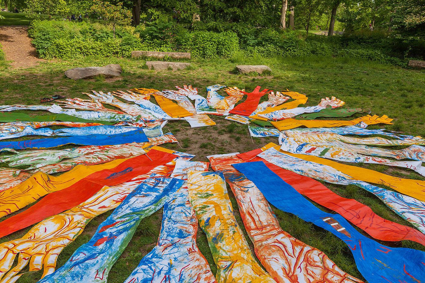 hands-crop-circle-central-park-installation-by-mirena-rhee-detail_04.jpg