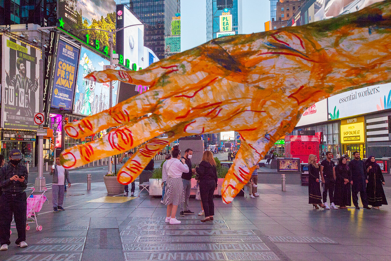 giant-hands-on-times-square-performance-installation-mirena-rhee_03.jpg