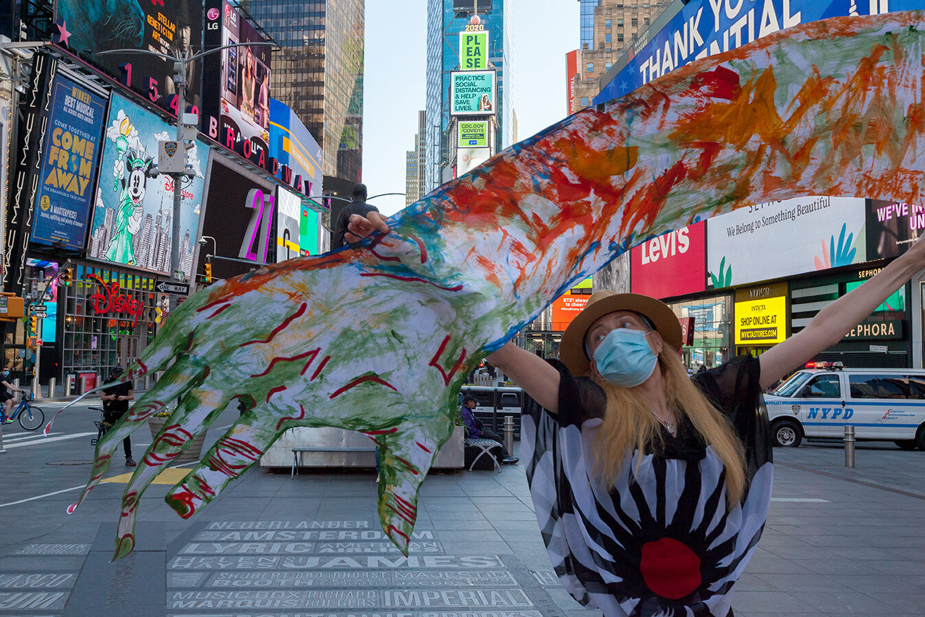 giant-hands-on-times-square-performance-installation-mirena-rhee_07.jpg