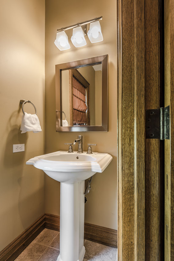 Half bath 2, MIL wing.jpg