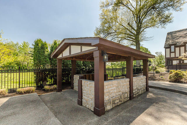 Outdoor kitchen area.jpg