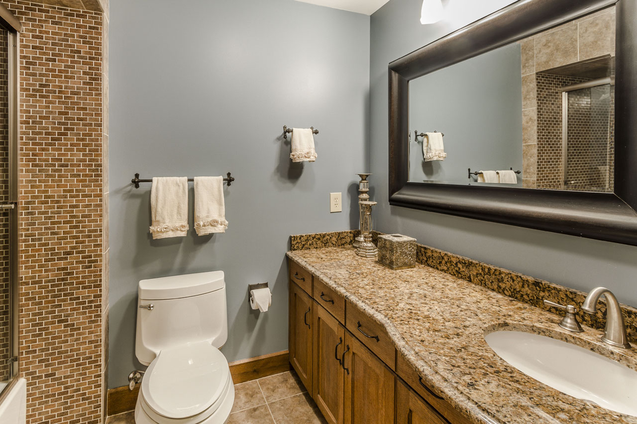 Bedroom 4 full bath.jpg