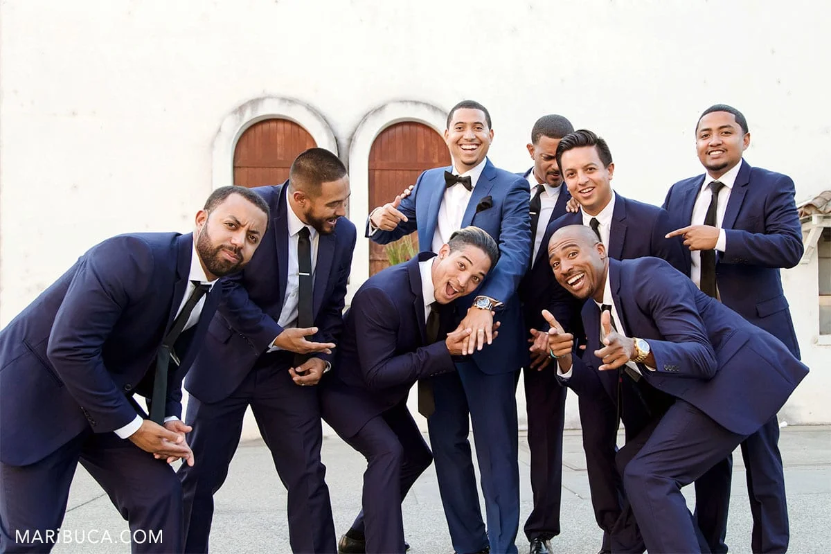 The groom shows the first time his rings for groomsmen.