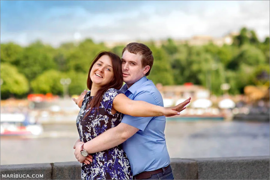 The couple show “Titanic” composition and laughing in the park.