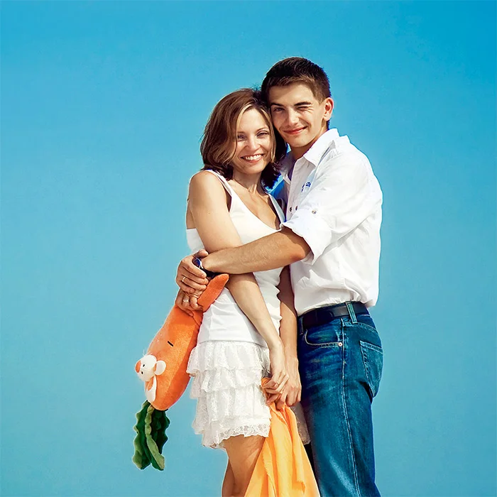 family-photo-white-color-clothes-blue-sky.jpg