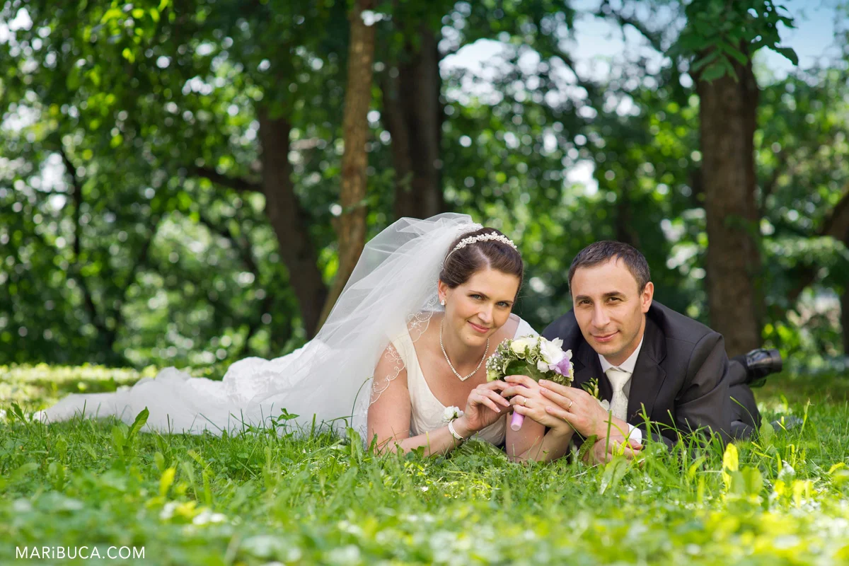 36__36-wedding-couple-grass.jpg