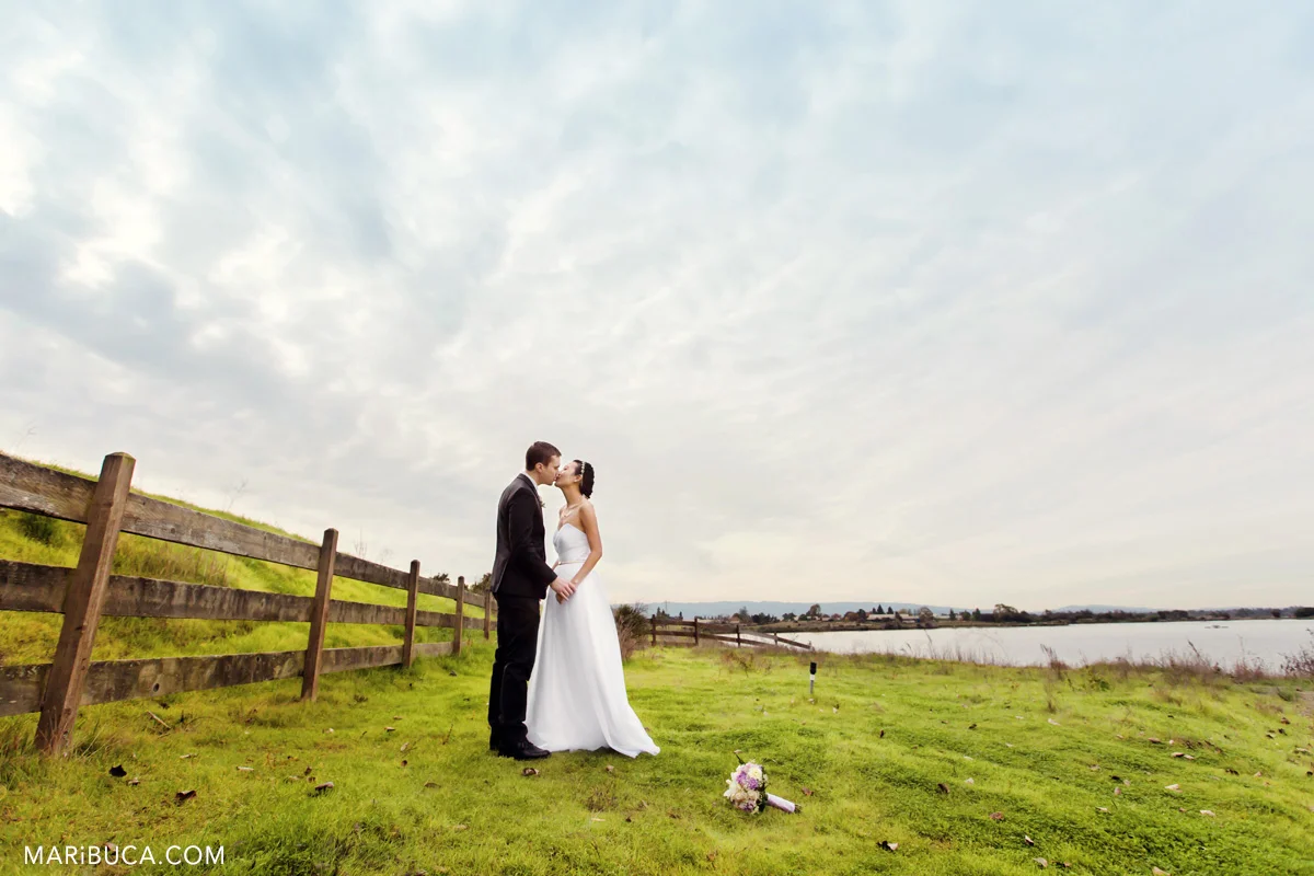 32__32-shoreline-amphitheatre-wedding-kiss-mountain-view.jpg