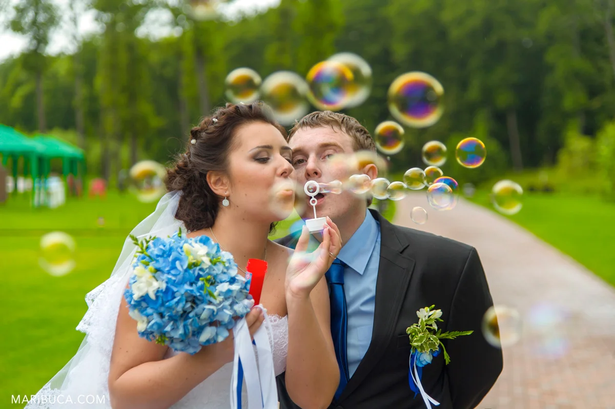 69_68-soap-bubble-wedding-newlyweds.jpg