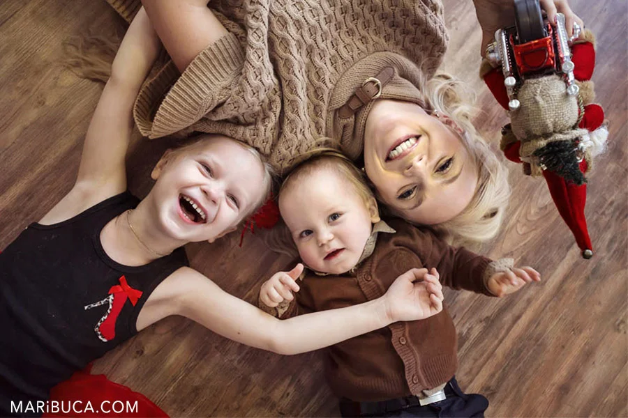 15-mother-kids-happy-lay-down-flow-christmas-time-photosession.jpg