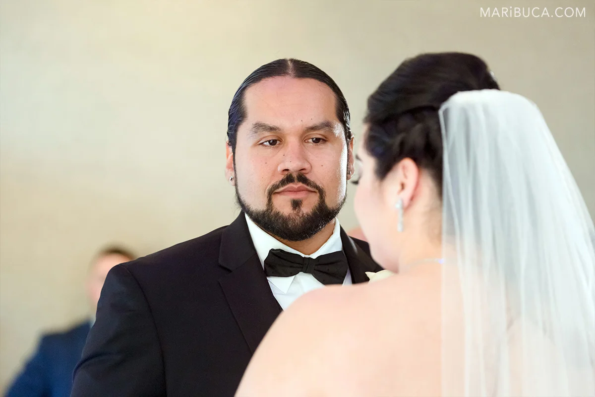 The groom looks in the bride in the ceremony in the Villa Montalvo Saratoga