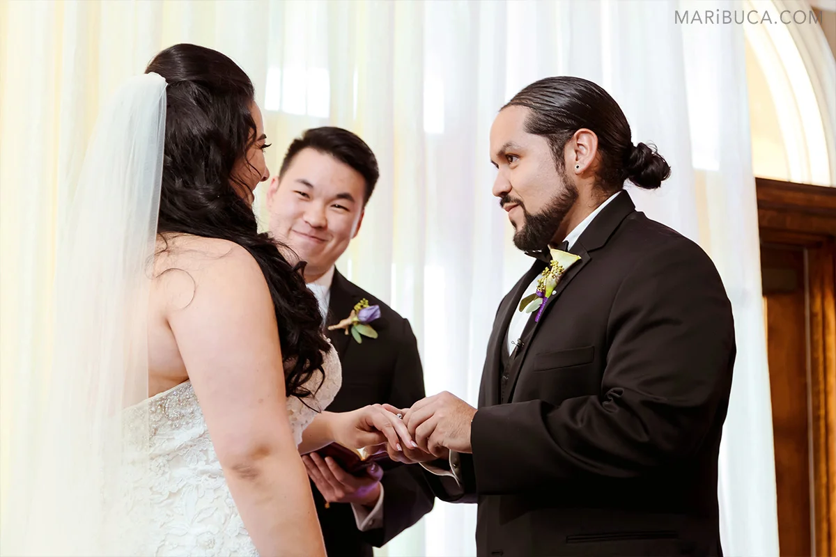 Important moment exchange rings in the Villa Ragusa - the bride