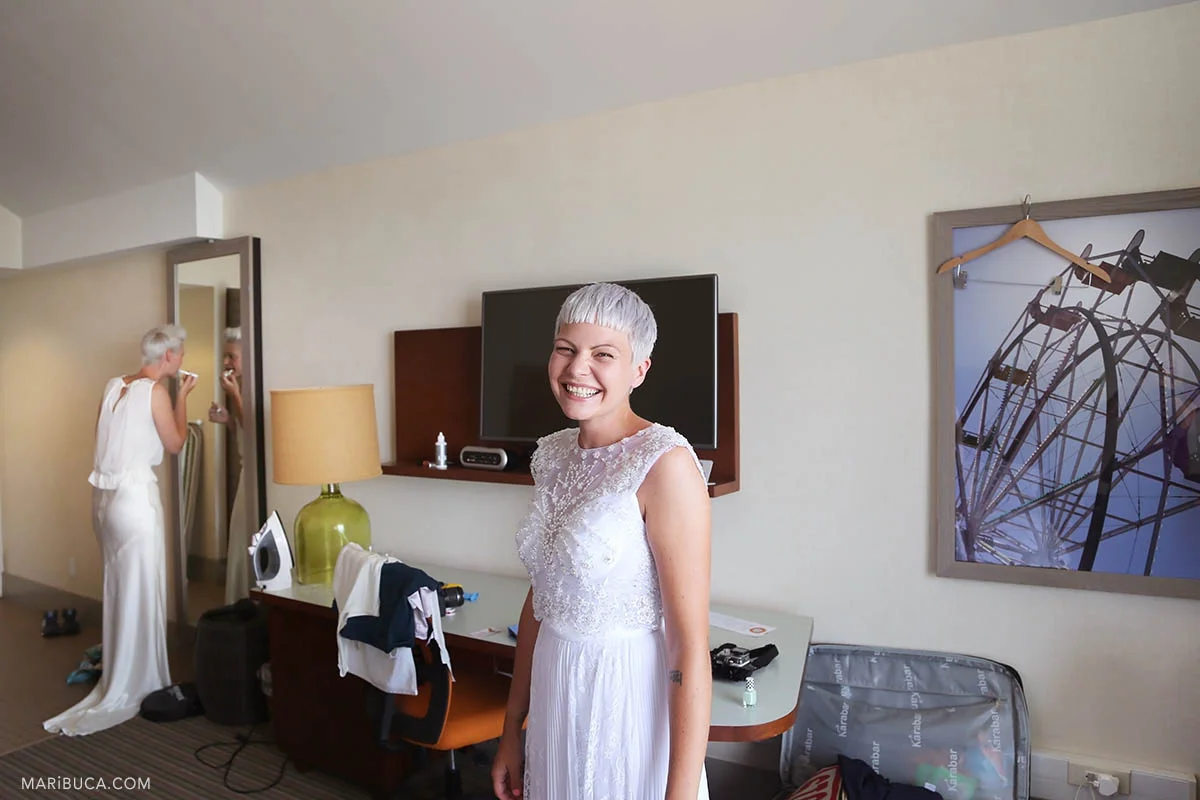 Getting ready two amazing brides with white dresses in the Beach Boardwalk hotel, Santa Cruz.