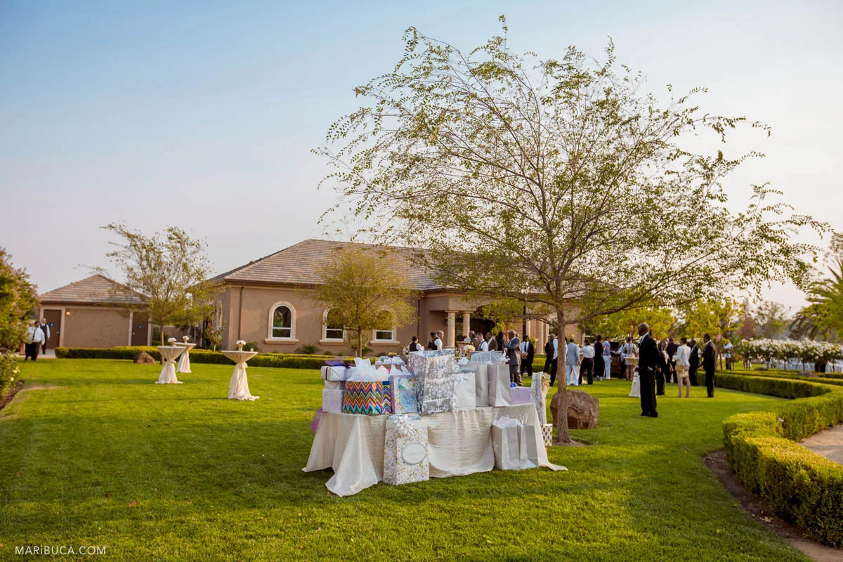 Guests are coming to the ceremony in the Newberry vineyards.