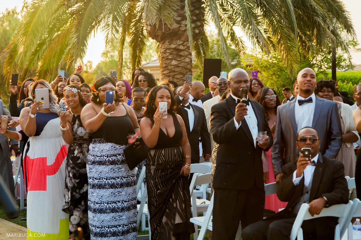 All guests stay with smartphones for take pictures and video to the bride.