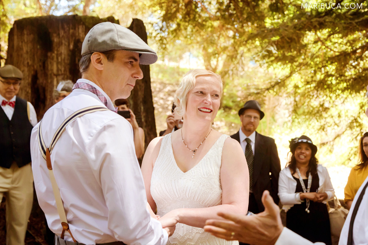 The bride and the groom hoGuests in the wedding ceremony are listening the officiant. 1920s theme
