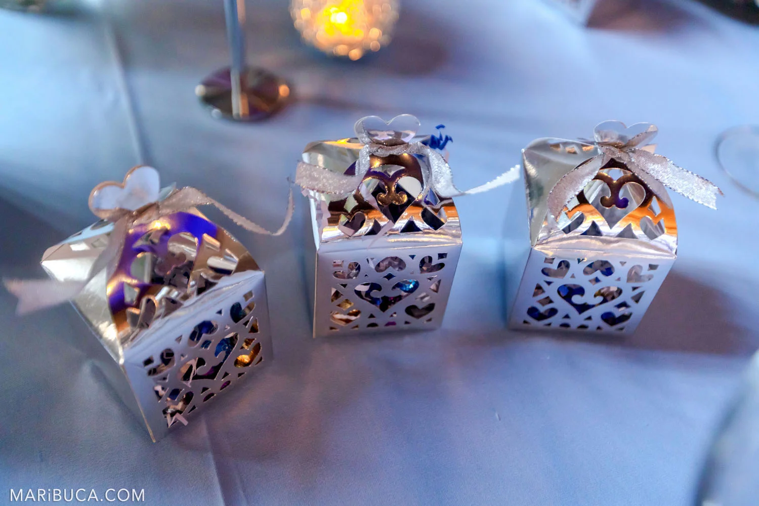 Wedding details: Light blue background, three boxes with gifts for guests