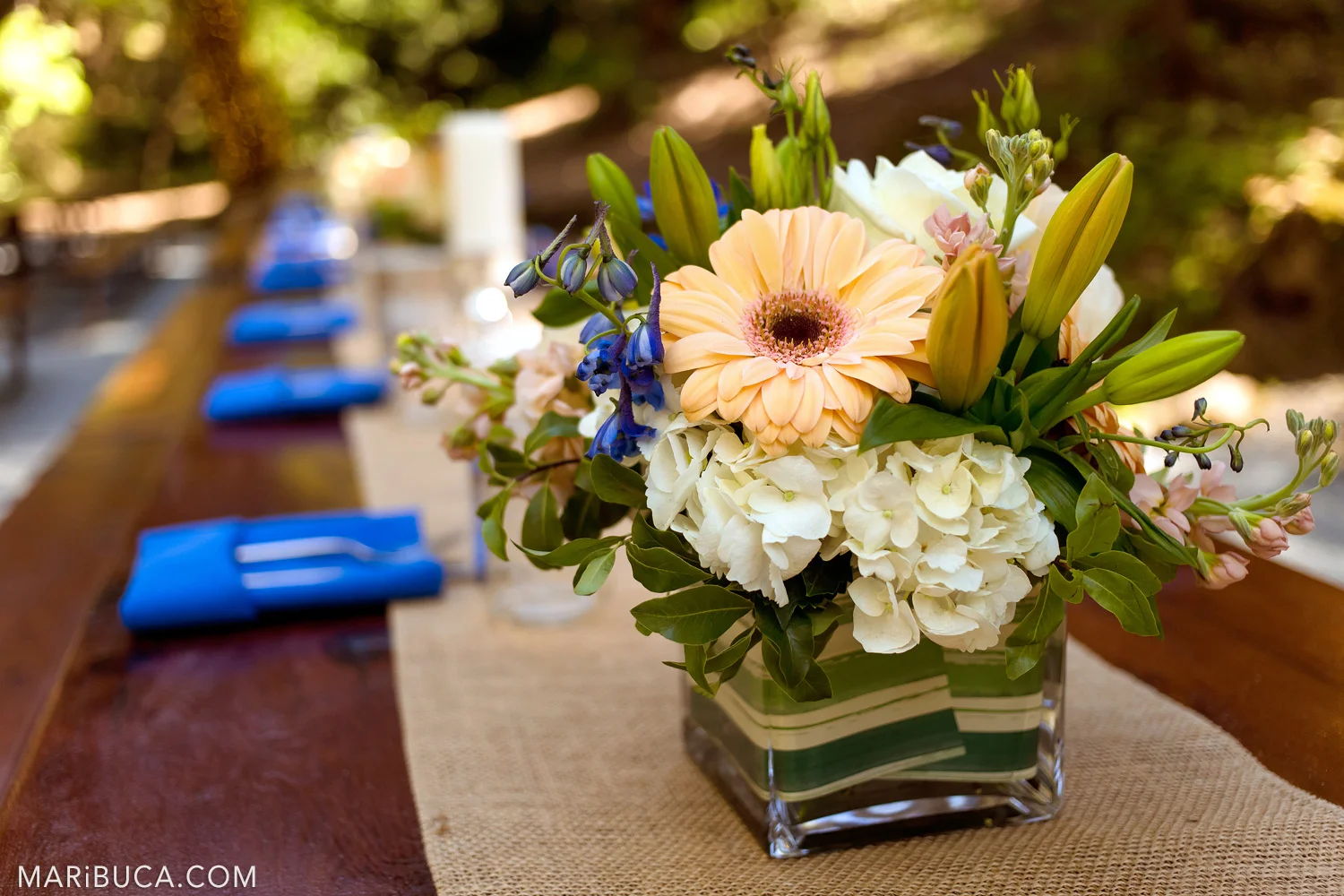 Tables Wedding decoration: blue napkins, beige table clothes in the Saratoga Springs Wedding.
