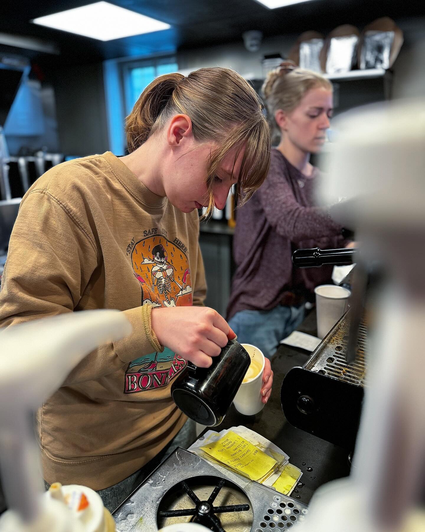 emma&hellip;deep in latte art land&hellip;

&hellip;and makin&rsquo; it nice nice for you ☕️

#latteart #latteartgram #coffeegram #coffeelife #morecoffee #coffeedaily #morning #morningmotivation #morningroutine #morningessentials #espresso #espressos