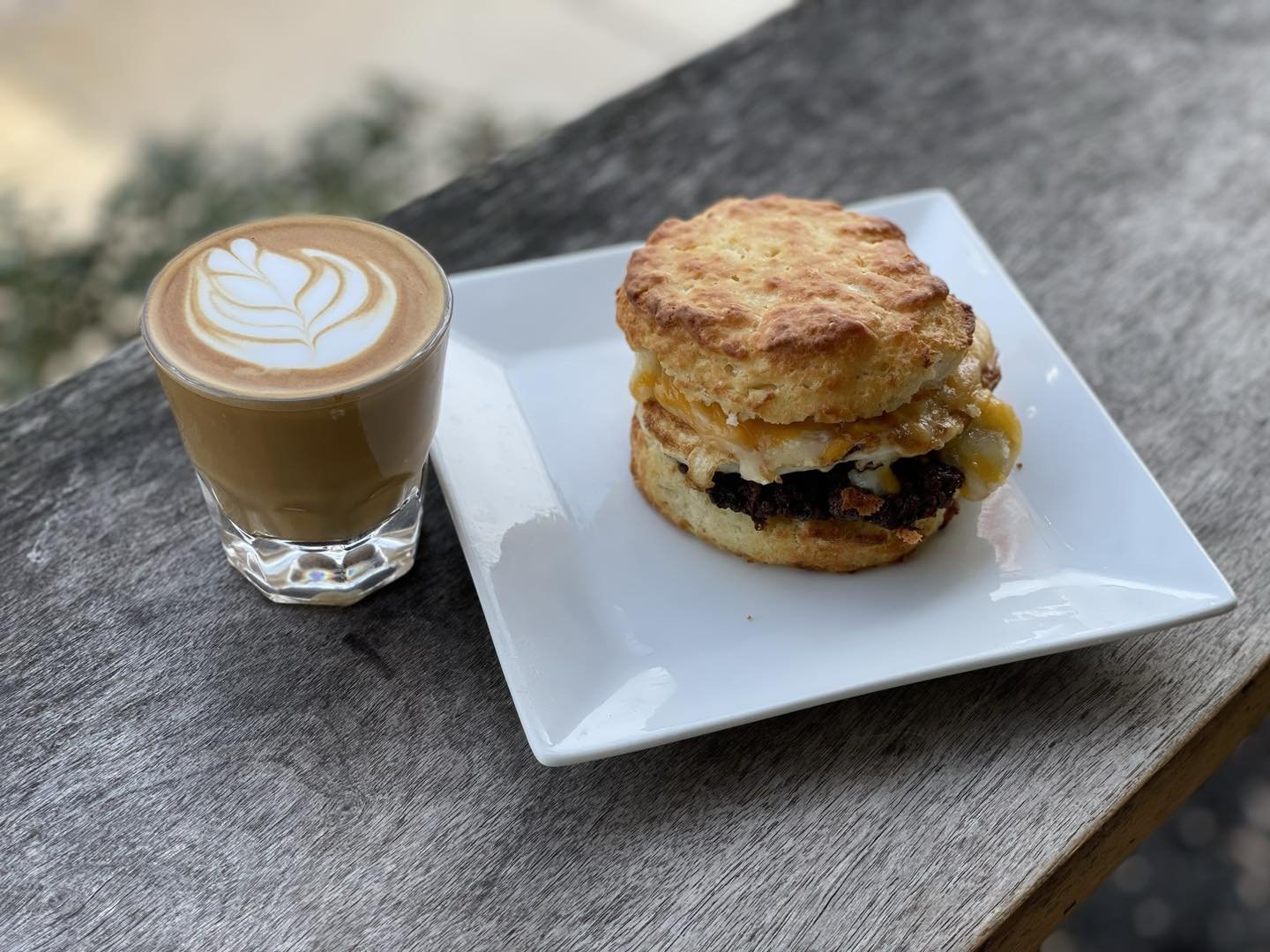 hellloooooo friday 🙌

go ahead and go for the breve cortado and the extra cheese on your breakfast sandwich. you earned it 😉

#friday #fridayfeeling #fridayvibes #breve #cortado #biscuit #biscuitsandwich #breakfastsandwich #breakfastsandwiches #mor