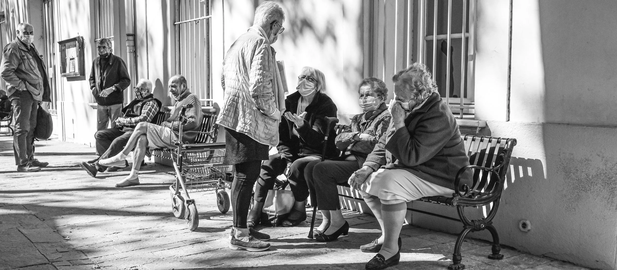 Ceret bnw in front  of  mairie.jpg
