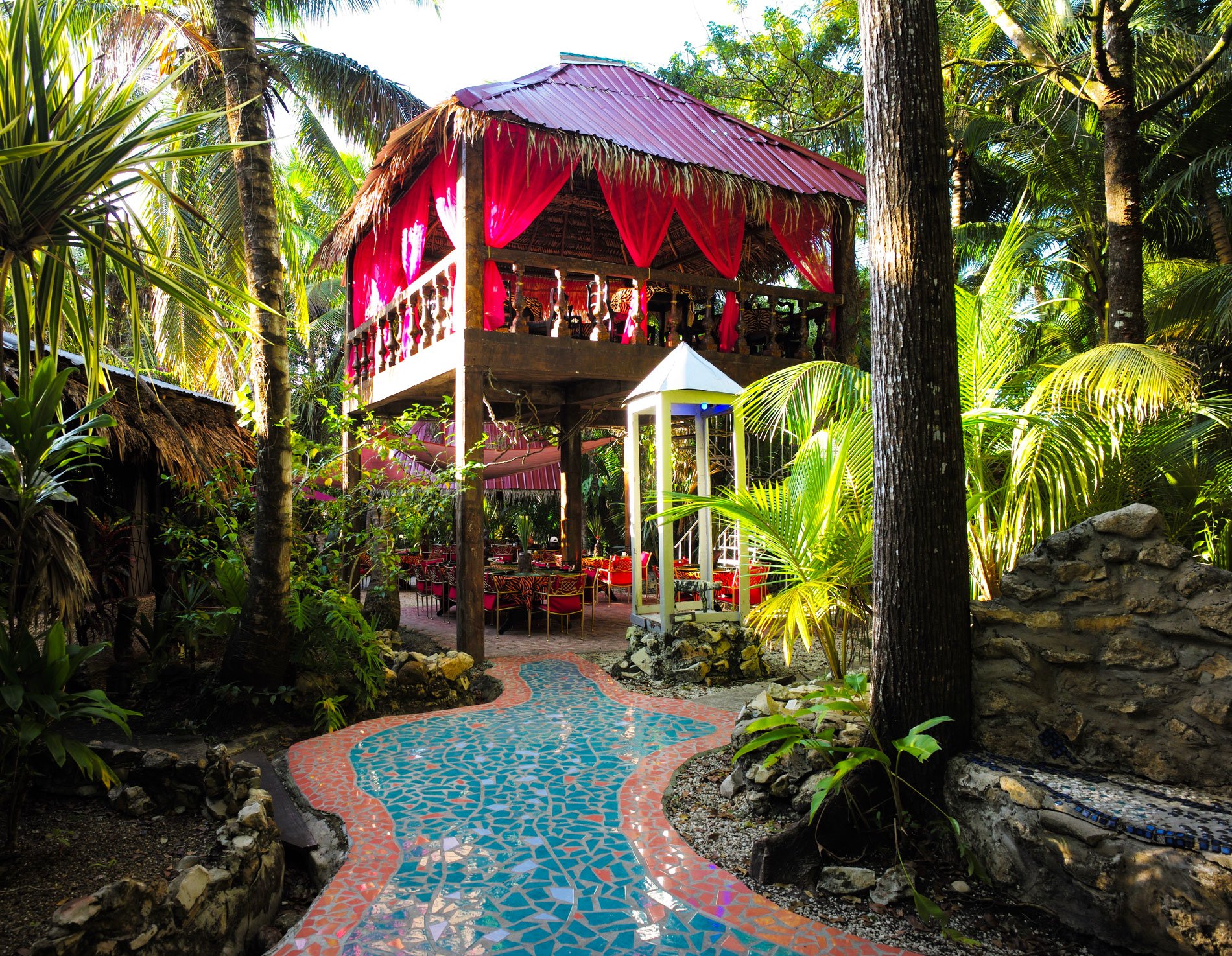 belize-dining-jungle-tree-house-garden-patio.jpeg