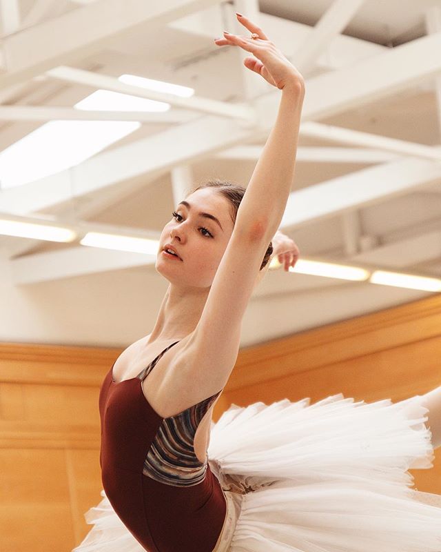 Some sunny pictures of beautiful Alena @_kovalenka_ In @bolshoi_theatre rehearsing for”Lilac fairy” from “sleeping beauty” 🌸💐🌷Мои солнечные фотографии изящной @_kovalenka_ на репетициях «Фея Сирени» из балета Спящая Красавица 🌟💐 #balletlegacy #bolshoiballet #bolshoiballerina #bolshoistars #большойтеатр