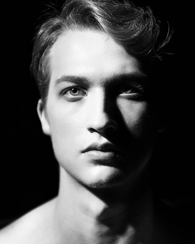 “ВЗЛЯД.”
«LOOK”
With @maievskyivsevolod
Такое удовольствие снимать когда твой модель это твой друг, мгновенно можешь передать то что ты хочешь без долгих объяснений, и вы сразу на одной волне, я с первой нашей встречи с Севой хотел раскрыть в нем потенциал для фотографии и показать ему как это круто может быть! эти фотографии получились настолько быстро что мы моргнуть не успели. Для этой серией я очень вдохновился старыми фотографиями балетных артистов которые висят в коридорах Мариинского театра🔥😉👍🏻 А чем вас эта серия напоминает? 👇🏻