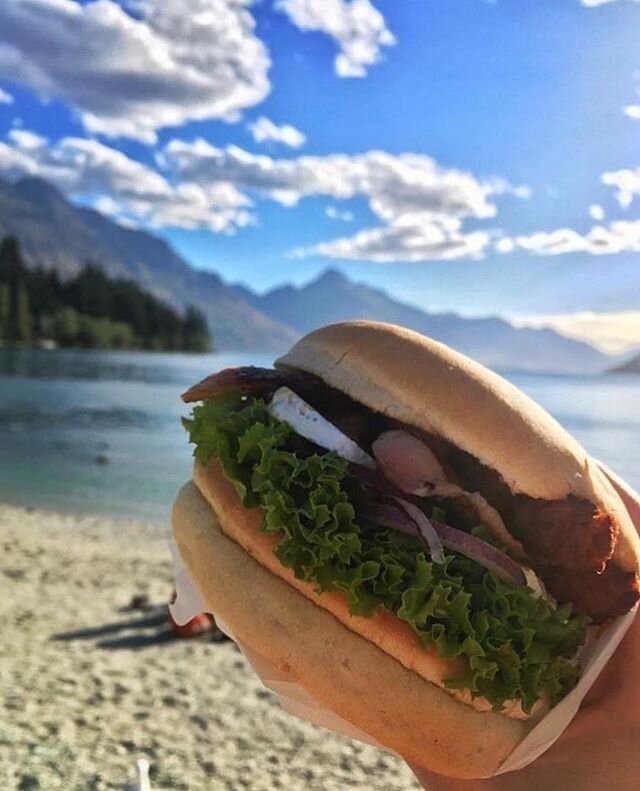 🙌🏼🙌🏼 THE BEST way to enjoy a crisp sunny winter day.

#devilburger #queenstown #burgersarelife