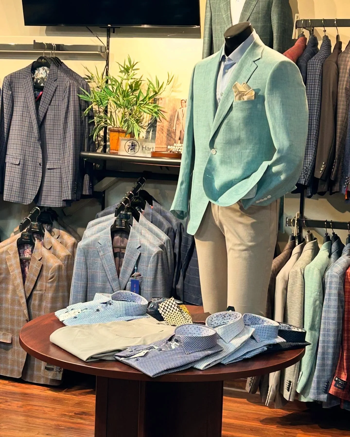 We&rsquo;re starting to get those spring styles ready! Make it into A Mina&rsquo;s to shop the finest suits in Indy!

#indy #springstyle #mensfashion #indianapolis