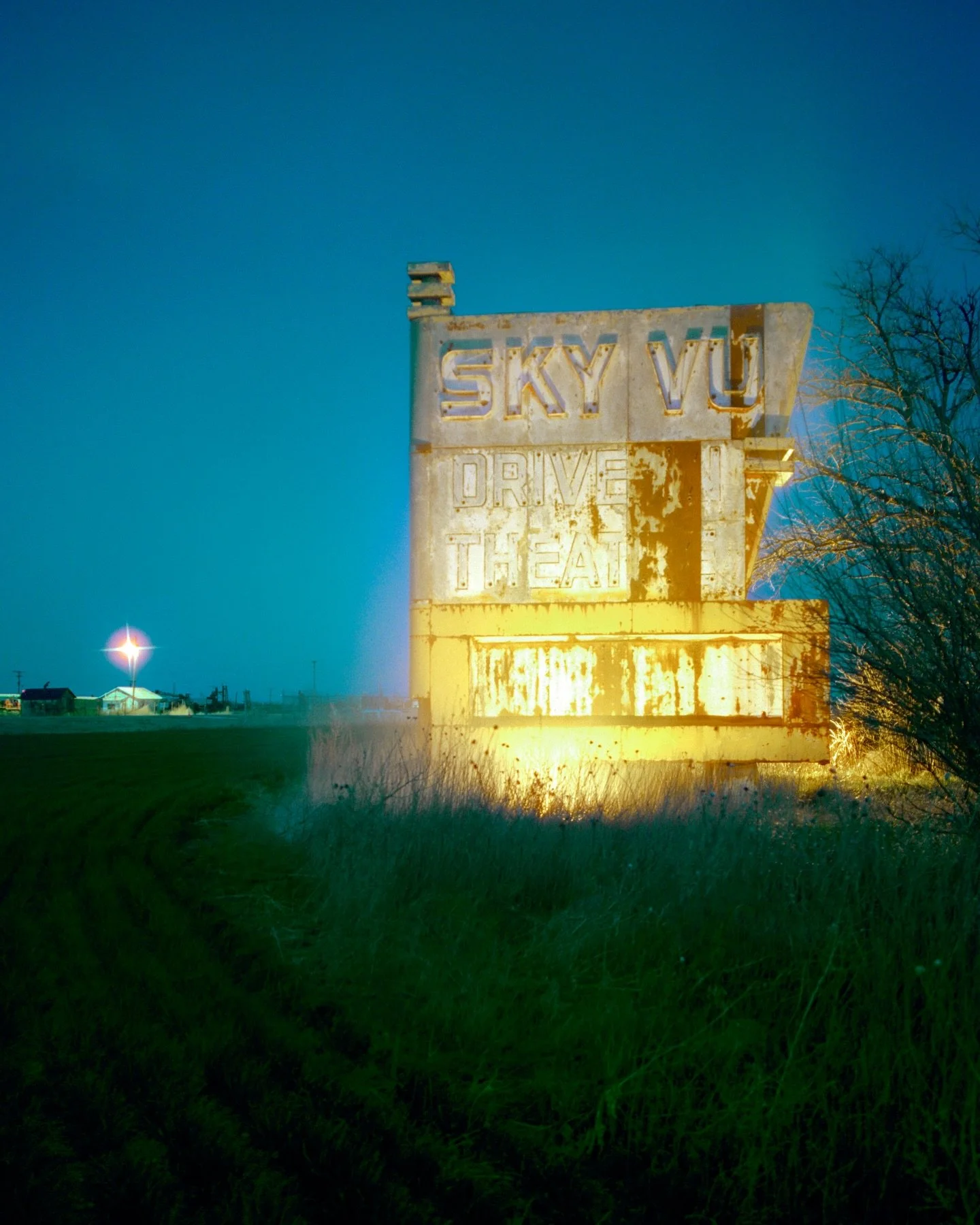 midwest + northeast apparitions 

1. sky-vu drive in, russell KS
2. london&rsquo;s varsity shop facade, kingston NY
3. ashover motel, cresco PA
4. sky-vu reprise