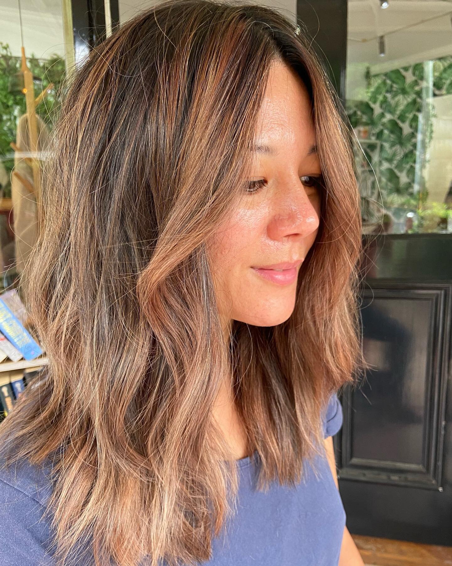 Warming Autumn tones for this lovely lady 🍂 

Balayage, cut and style by @nicinskip 

#sustainablesalon #sustainablehairdresser #sustainableliving #livedinblonde #balayage #blonde #blondehighlights #newhair #sydneyhairdresser #sydneystylist #sydneyc