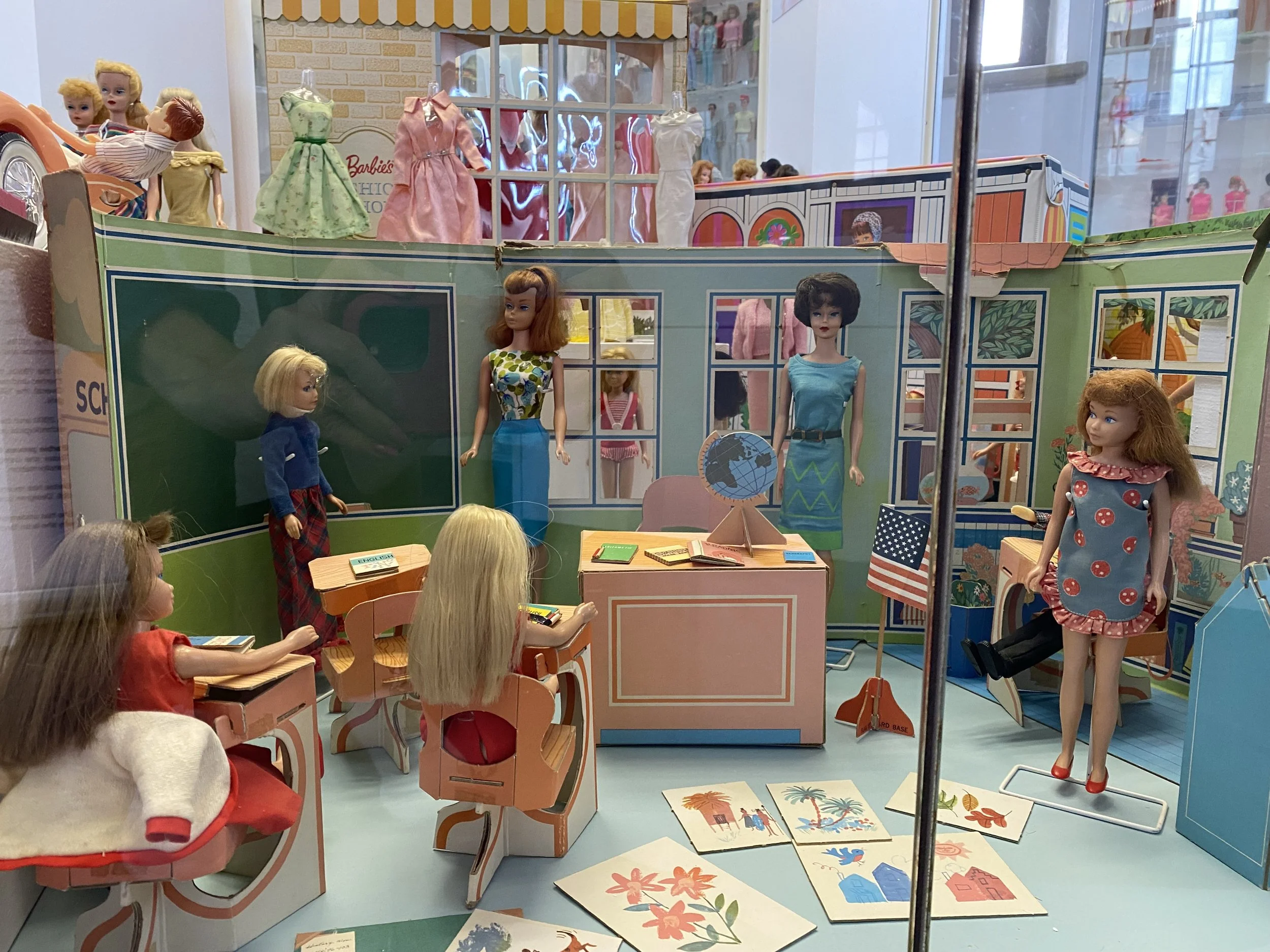 Playset Skipper';s and Barbie School.JPG
